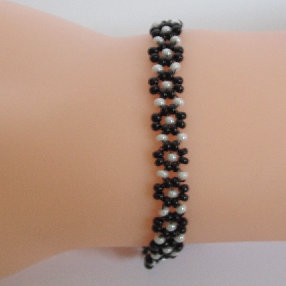 Women's beaded bracelet